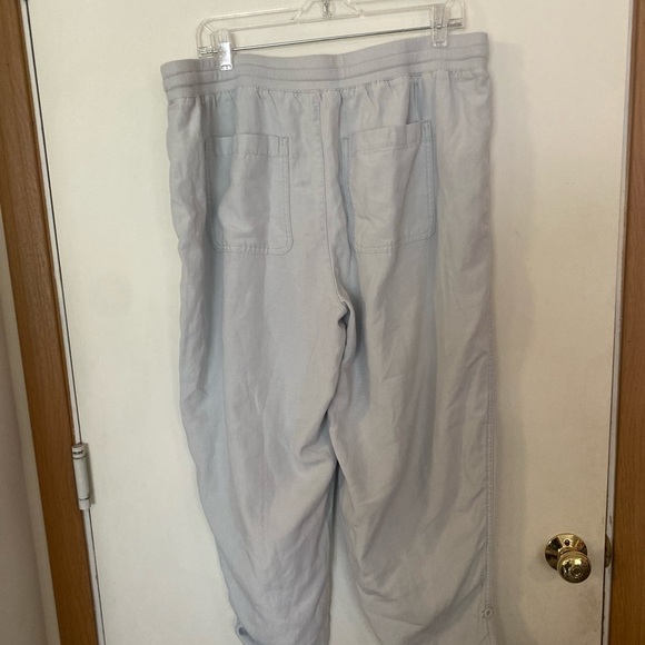 Caffe marrahis 16 woman’s super light grey capris - Picture 2 of 5